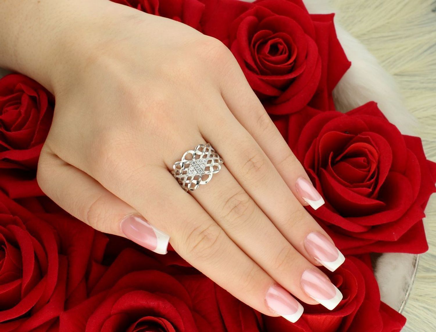 Pierścionek damski z białego złota próby 585 PI 2093A. Ażurowy wzór z cyrkoniami, rozmiar 16, waga 2,72 g. Subtelna elegancja i perfekcyjne wykonanie. Oryginalne opakowanie i gwarancja.1.jpg